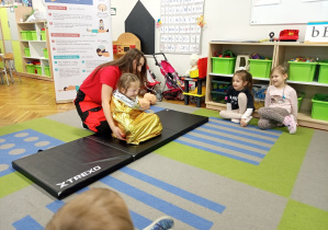 Dziewczynka zawinięta w koc termiczny.