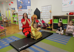 Ratowniczka z koca termicznego zrobiła dziewczynce kapturek.