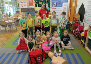 Dzieci z grupy "Małpek" na wspólnym zdjęciu z ratowniczką.