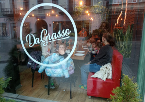 Dzieci z trzeciej grupy "podejrzane" przez szybę pizzerii.