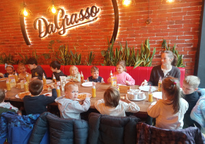 Dzieci z Panią Tatianą w pizzerii Fiero na Piotrkowskiej.