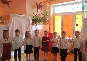 Dzieci przygotowują się do występu świątecznego.