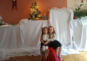 Dwie dziewczynki po występach pozują do wspólnego zdjęcia.