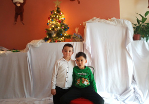 Dwóch chłopców na wspólnym zdjęciu.