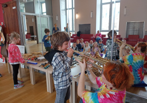 Chłopiec gra na waltorni.