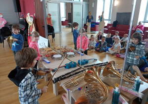 Chętne dzieci grają na wybranych przez siebie instrumentach.
