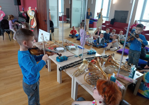 Chłopiec uczy się grać na skrzypcach.