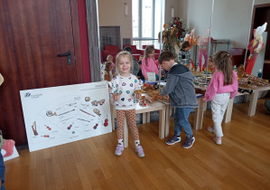 Dziewczynka gra na mini talerzach.