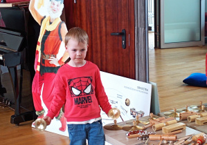 Chłopiec gra na małych talerzach.