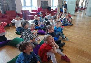 Dzieci słuchają dźwięku waltorni.