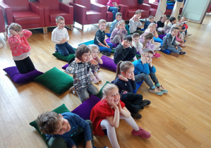 Przedszkolaki zatykają uszy podczas słuchania dźwięków waltorni.