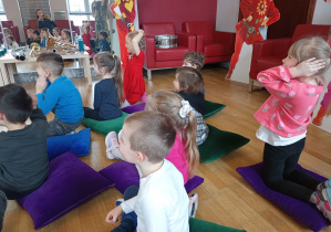 Reakcja dzieci na dźwięki talerzy.