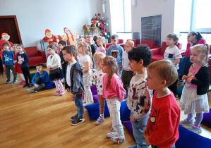 Dzieci podczas ćwiczeń artykulacyjnych.