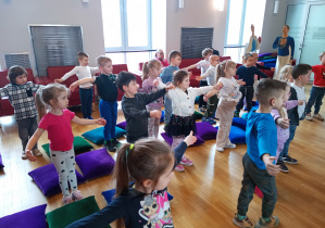Przedszkolaki ćwiczą choreografię baletową.