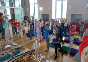 Dzieci powtarzają ruchy animatorki.