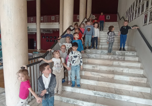 Dzieci schodzą po schodach i podziwiają wielkość teatru.