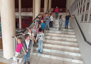 Dzieci oglądają zdjęcia aktorów Teatru Wielkiego.