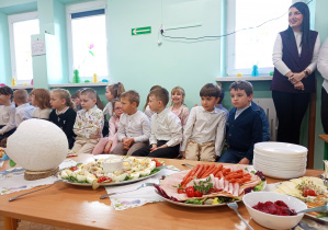 Dzieci z grupy czwartej z Panią Sylwią.