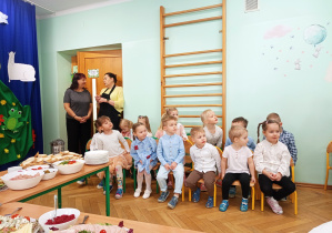 Dzieci z najmłodszej grupy przed śniadaniem wielkanocnym.