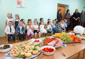 Dzieci z grupy drugiej pod opieką Pań.