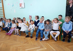 Dzieci z drugiej grupy z Panią Dominiką.