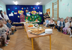 Pani Dyrektor wita dzieci, pracowników oraz gości.