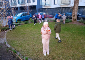 Dziewczynka z dwoma znalezionymi jajkami.