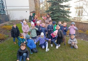 Najstarsze przedszkolaki na wspólnym zdjęciu z Panią Sylwią i Panią Moniką 1 kwietnia 2026r.