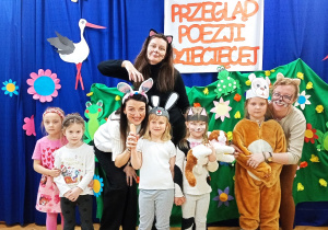 Organizatorki wraz z dziećmi z Przedszkola Miejskiego nr 100 biorącymi udział w konkursie.