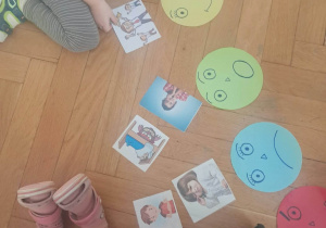 Przedszkolaki oglądały ilustracje i wskazywały odpowiadającą jej emocje. Podczas zajęć dzieci