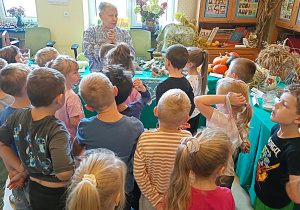Pani bibliotekarka i organizatorka wystawy wita dzieci na wystawie.