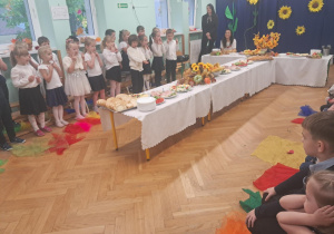 Najstarsze dzieci mówią tekst wiersza dla nauczycieli.