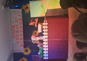 Lalki: pies, kózka i dziewczynka. Panie lalkarz.